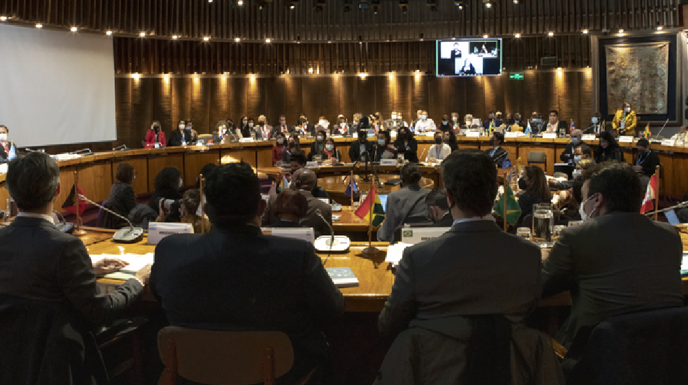 Salón y asistentes a la Conferencia Regional sobre Población y Desarrollo 2022 en Santiago, Chile