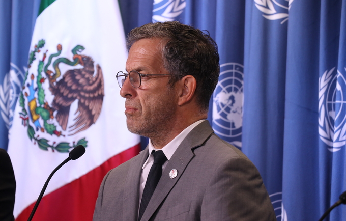 Embajador de Buena Voluntad, Kenneth Cole visita México para aumentar la visibilidad de la respuesta al VIH sida