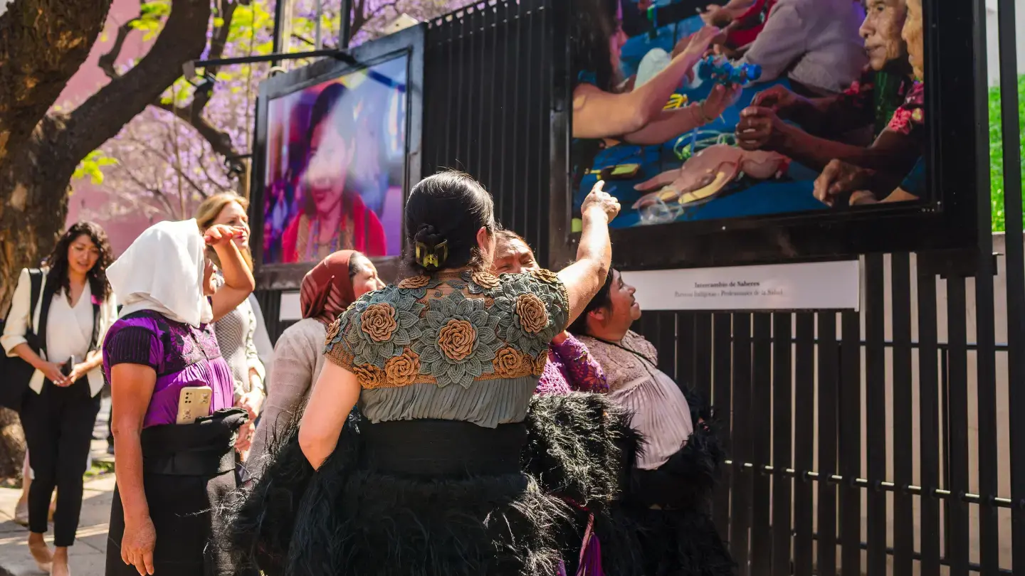 Llega al Senado de la República exposición fotográfica que reconoce la partería tradicional en México